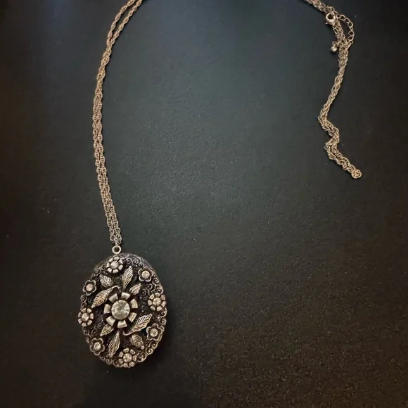 Vintage Large Locket Necklace 2.5 inches long - Picture 2 of 7